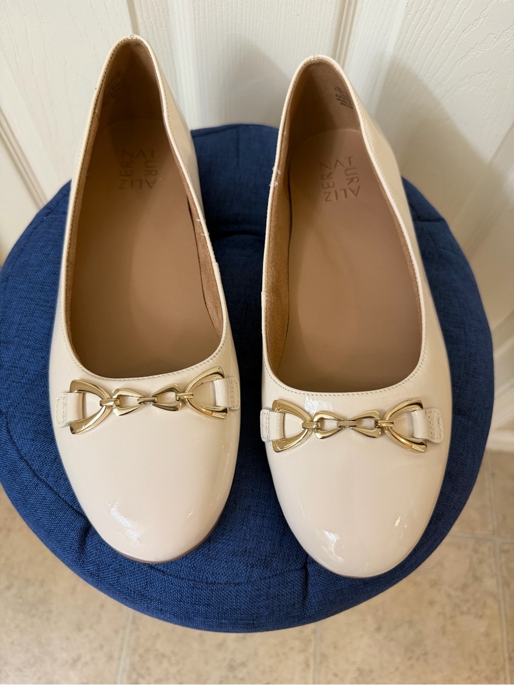 NWOT Naturalizer Cream Patent Flats with Gold Chain